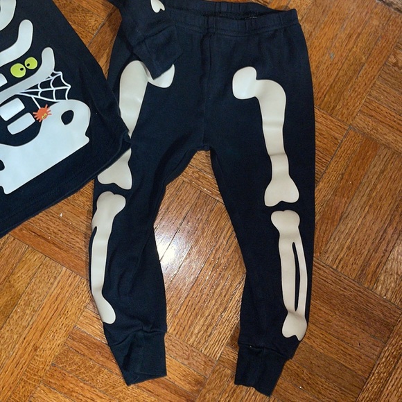 Carter’s skeleton Halloween, long sleeve pajamas, two piece set size 24 months - Picture 6 of 7